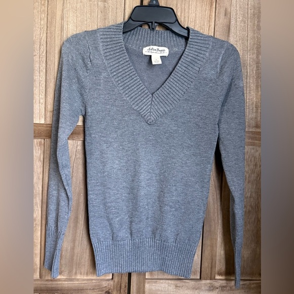 Women’s Active Basic Gray V-Neck Sweater Classic Knit Design - Picture 1 of 4